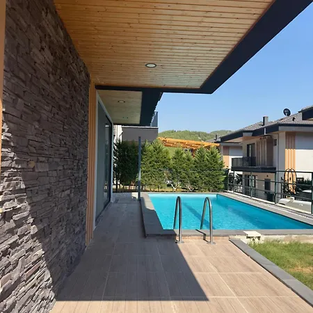 Cesur Oezel Havuzlu * دالامان