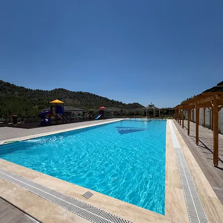 Cesur Oezel Havuzlu * دالامان